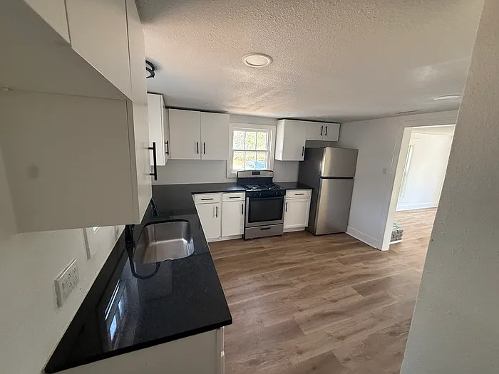 2 bed, 1.0 bath, 978 sqft, $1,200 — Photo 2