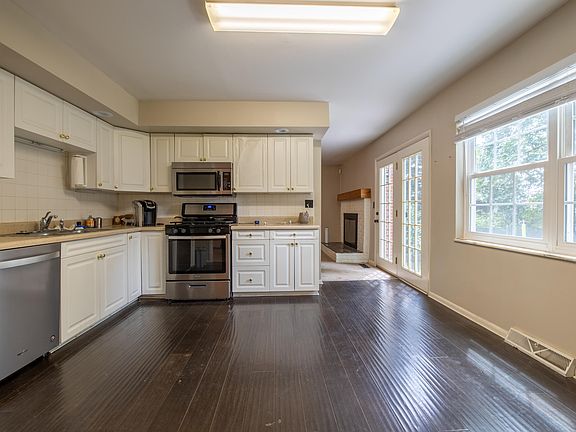 3rd image of 329 E Heritage Dr