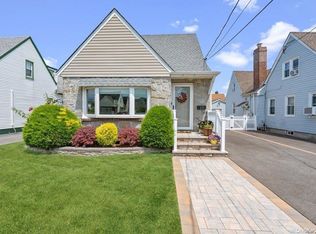 15 Dorothy Ct, Merrick, NY 11566