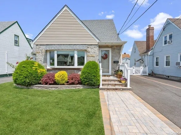 15 Dorothy Court, Merrick, NY 11566