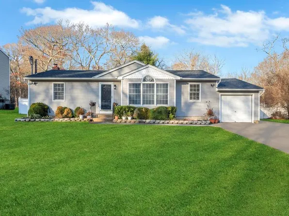 15 Mill Lane, Medford, NY 11763