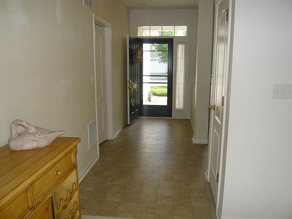 5th image of 755 Bellevue Cir