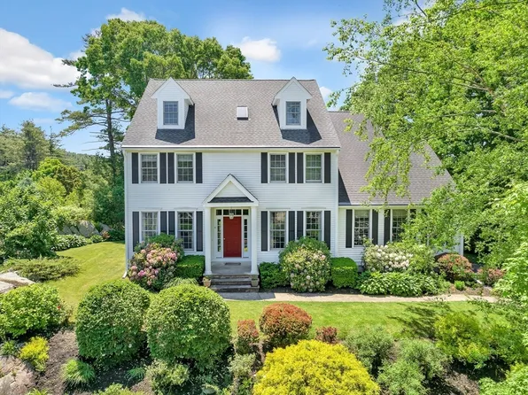 8 Holly Ln, Beverly, MA 01915