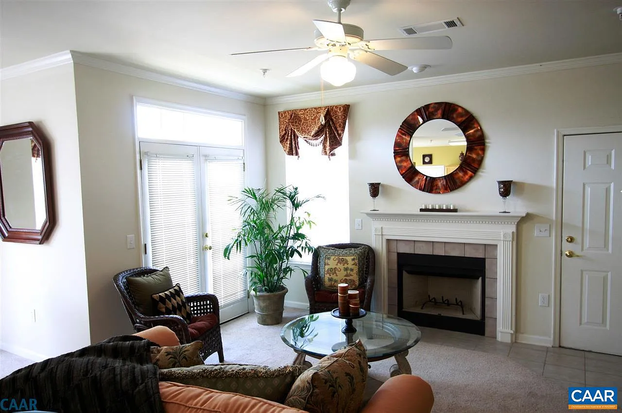 3 bed, 2.0 bath, 1423 sqft, $2,440 — Photo 2