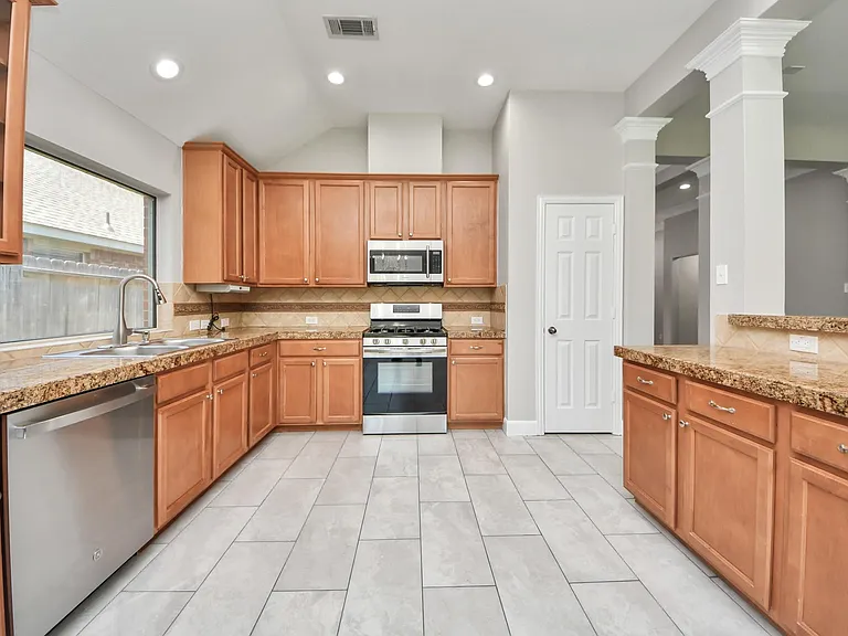 18027 Parkwille Ln — Photo 8