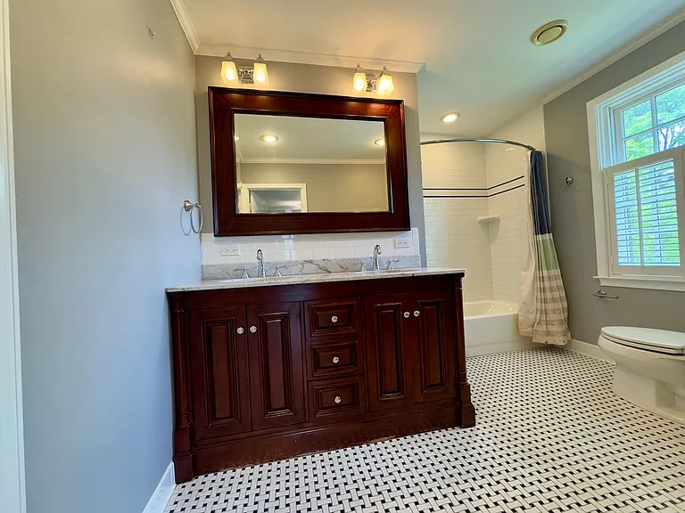 115 E Northern Pkwy — Photo 42