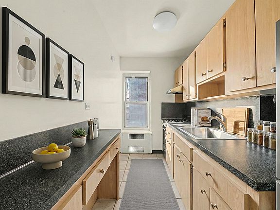 3rd image of 6864 Yellowstone Blvd APT B48