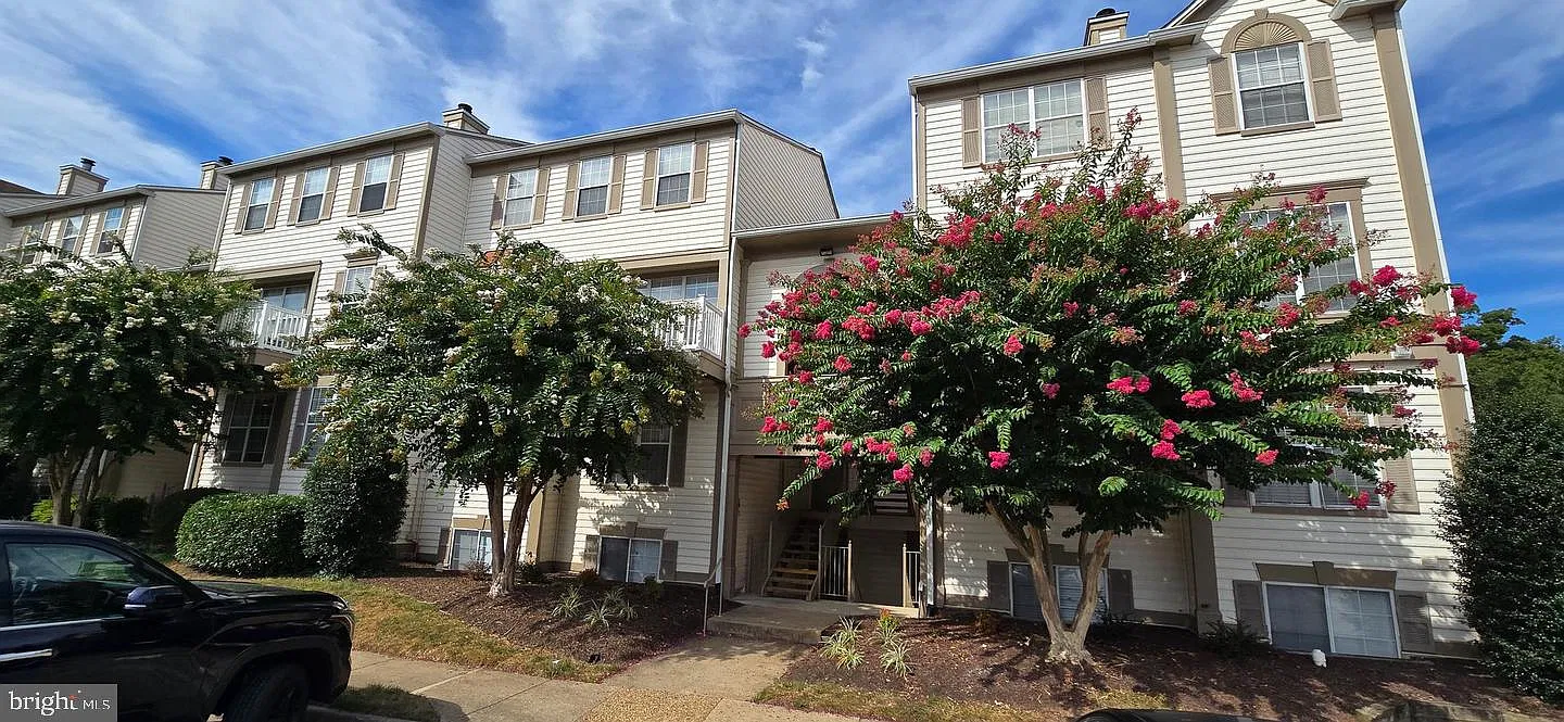 2 bed, 1.5 bath, 982 sqft, $2,200 — Photo 1