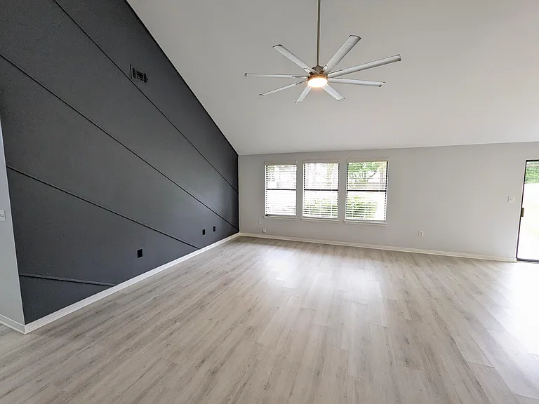 1837 Sunrise Dr — Photo 2