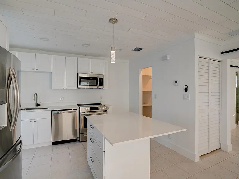 1650 N Riverside Dr #210 — Photo 9