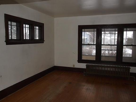 5th image of 726 Russell Ave N