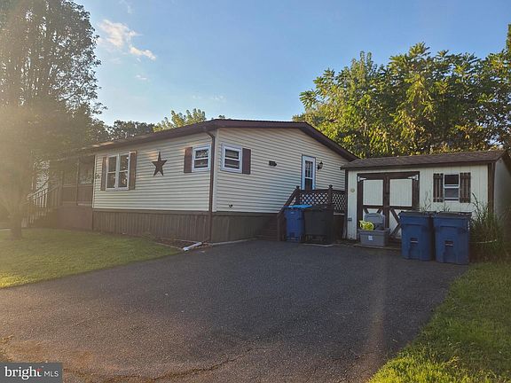3rd image of 902 Lakeview Dr