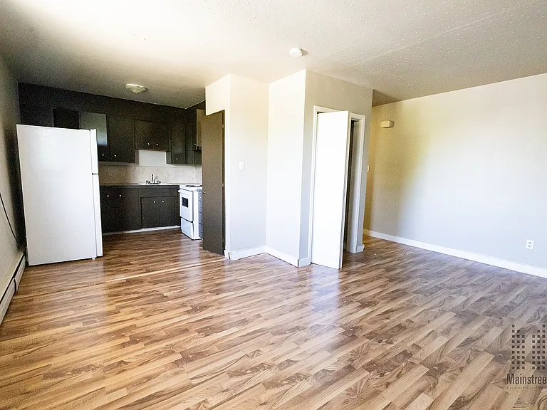 2619 17a St SW — Photo 10