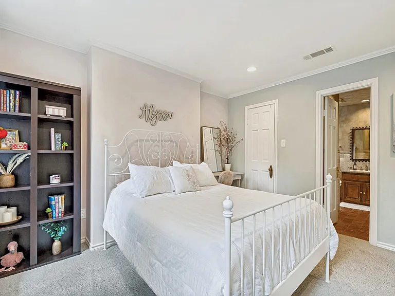 4556 Belclaire Ave — Photo 34