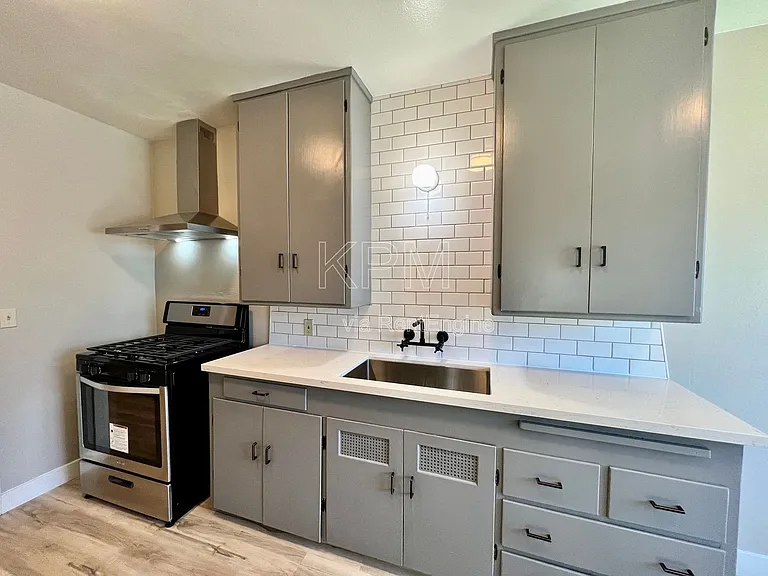 2704 N Hunter St — Photo 8