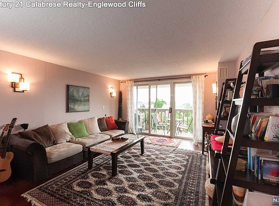 4th image of 555 North Ave APT 8V