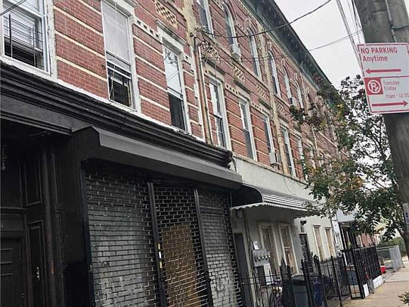 3rd image of 944 Glenmore Ave