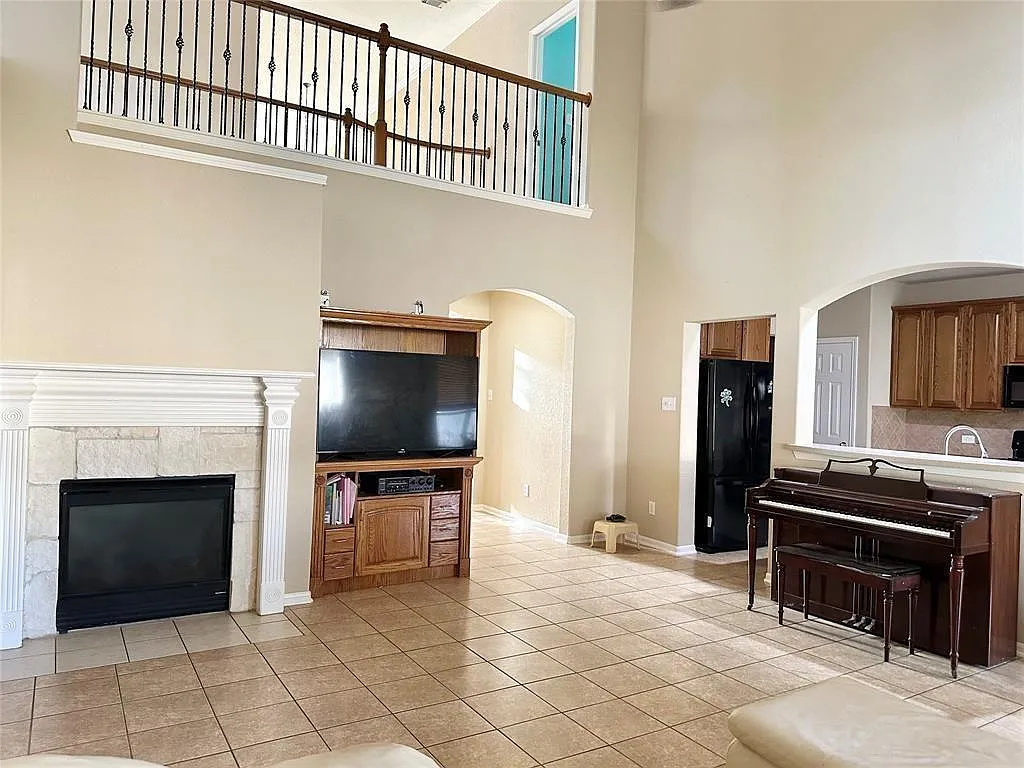 4 bed, 2.5 bath, 2940 sqft, $2,800 — Photo 2