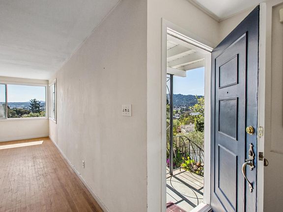 3rd image of 129 Bretano Way