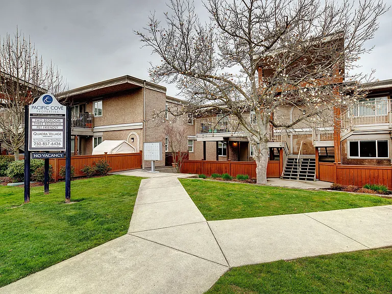 2861 Quadra St #2861 — Photo 12