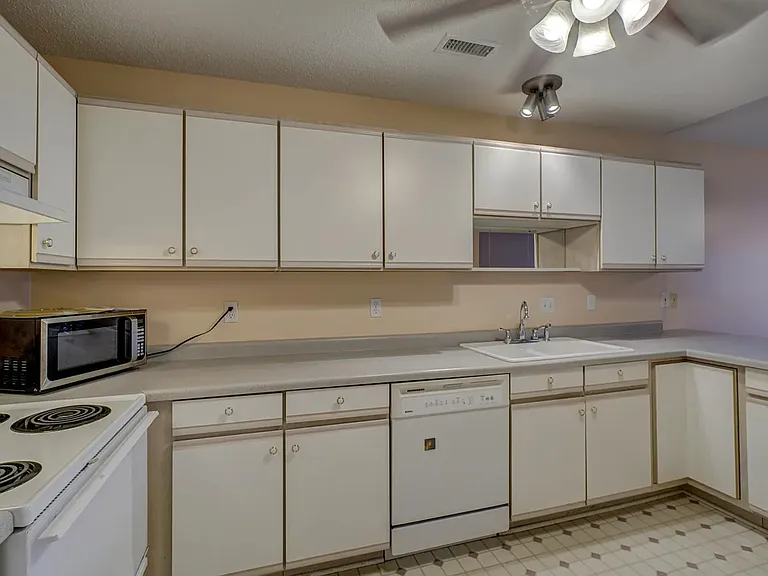 1300 Carriage Dr #A — Photo 12