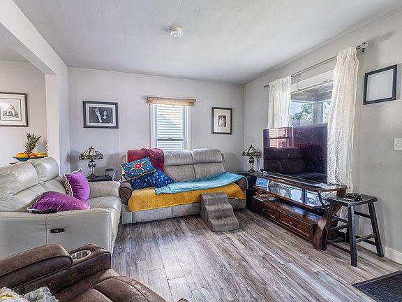 5th image of 1014 Harvey St
