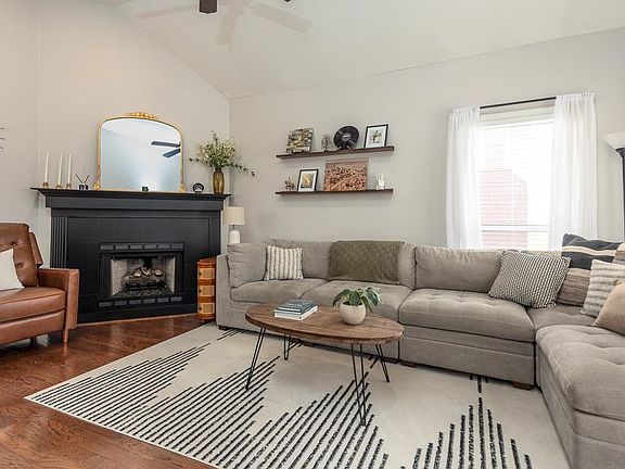 3rd image of 1033 Island Pl E