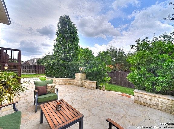 2nd image of 32 Montaigne
