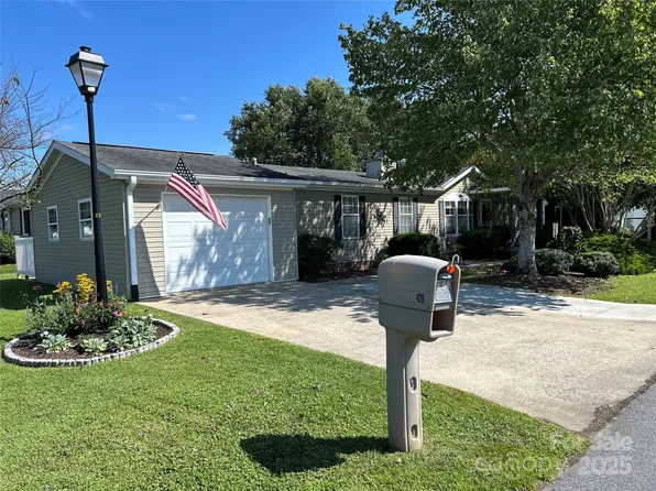 429 Riverwind Dr, Hendersonville, NC 28739