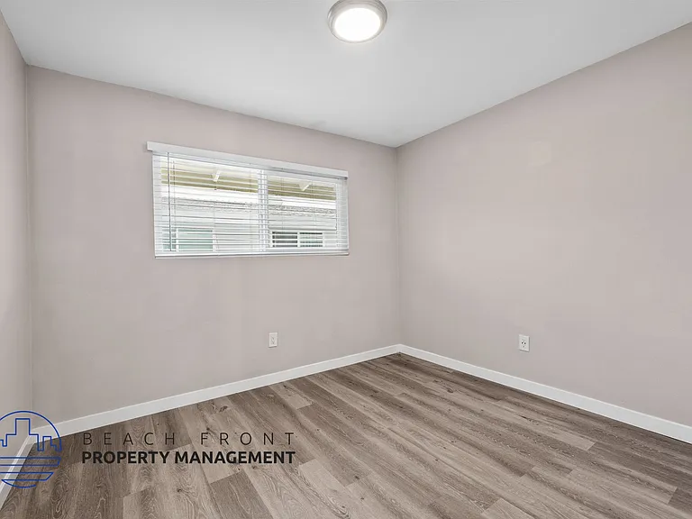 515-517 N Juanita Ave — Photo 9