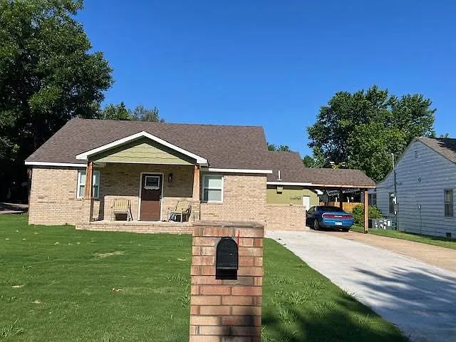 1615 Hillcrest Dr — Photo 1