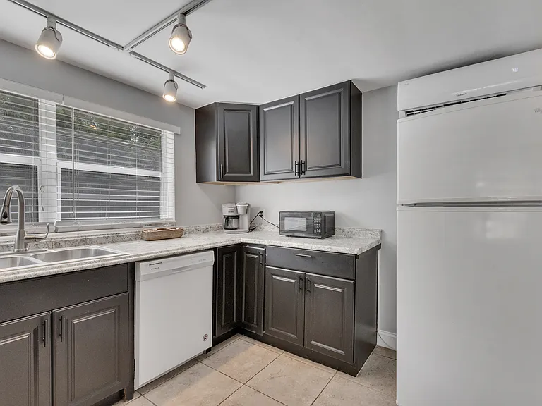415 S Hyer Ave #B — Photo 17