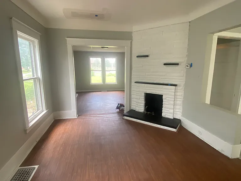 1074 W Woodruff Ave — Photo 3