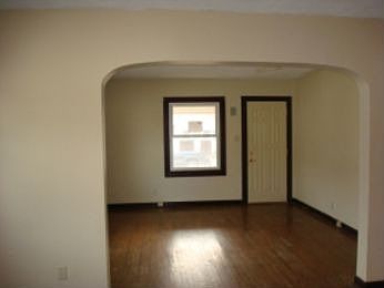 2nd image of 914 E Berwyn St