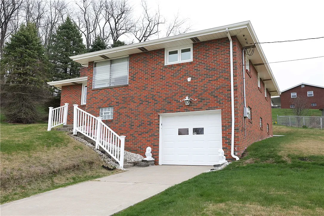 24 Maple St photo 1