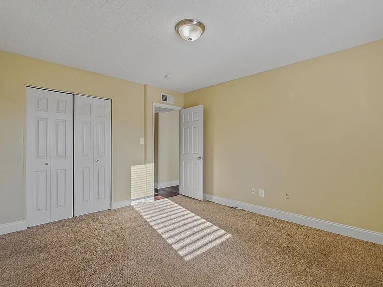 5th Avenue Apartments — Photo 22