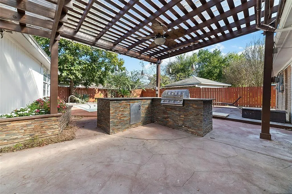 3 bed, 2.0 bath, 2136 sqft, $2,600 — Photo 4