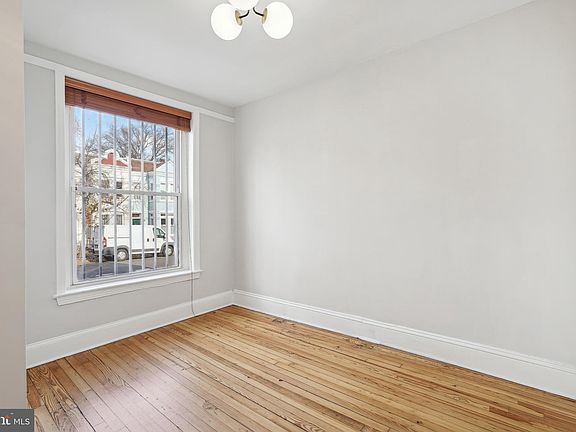4th image of 1221 D St NE