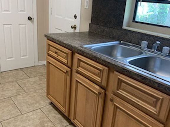 3rd image of 204 E Edgewood Dr