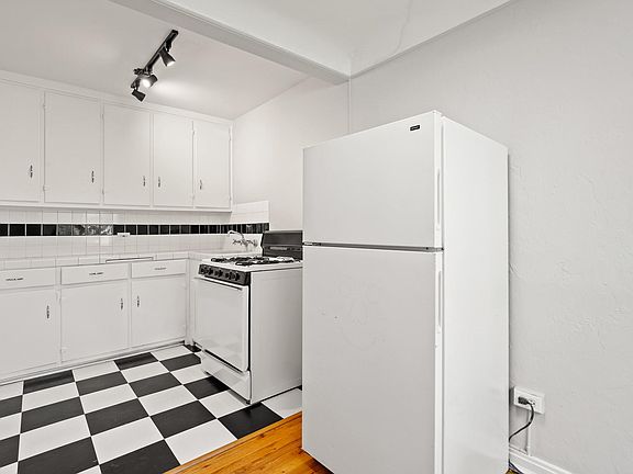 3rd image of 1465 Elm St #F22c786fc