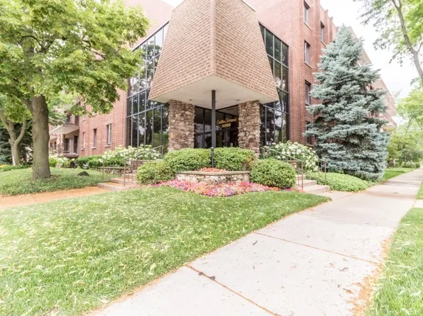 5200 Oakton St APT 305, Skokie, IL 60077