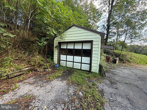 4th image of 76 Poplar St