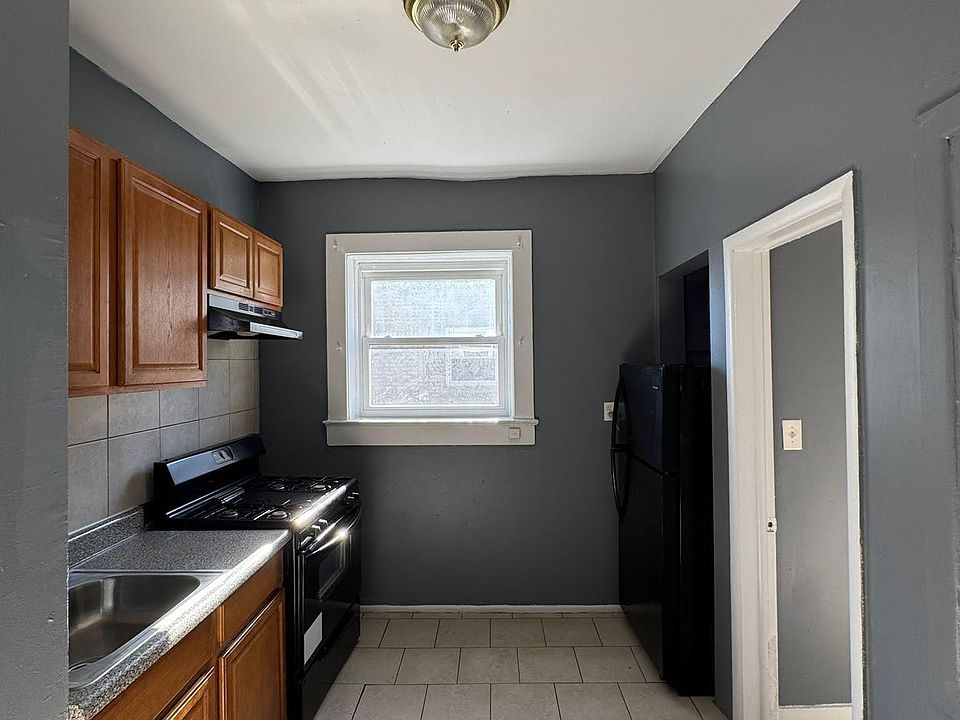 1st image of 220 Roseville Ave #4