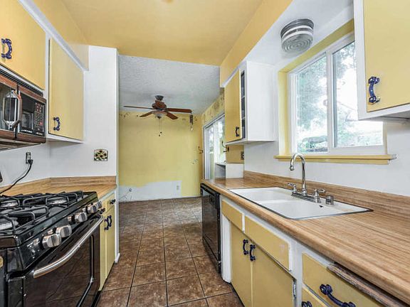4th image of 11138 Aqua Vista St APT 6