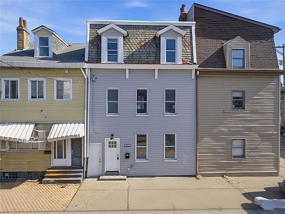 2nd image of 902 James St