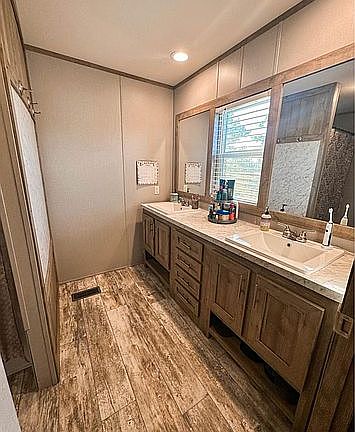 3rd image of 940 Kirby St Trailer 16