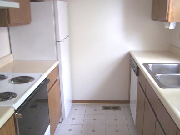 2nd image of 397 E 40th St APT 3