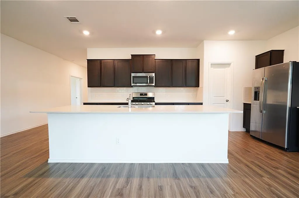 4 bed, 3.0 bath, 2356 sqft, $2,350 — Photo 3