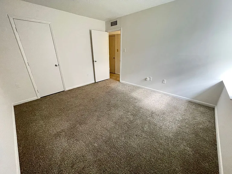 2 Holland Dr — Photo 13