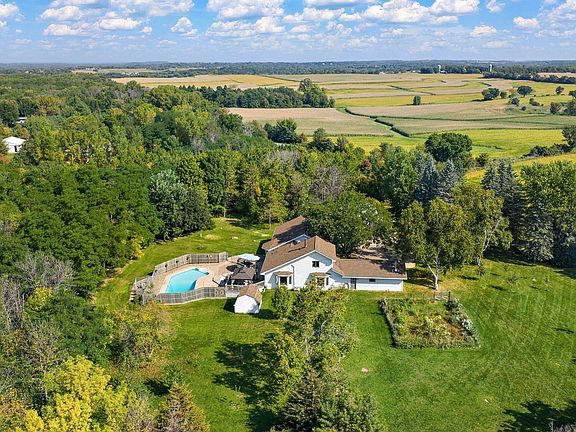 4th image of 679 Deerwood Dr